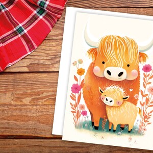 Puede incluir: Una tarjeta de felicitación con una linda ilustración de una vaca Highland marrón y naranja con una ternera más pequeña. La vaca y la ternera están de pie en un campo de flores rosas.