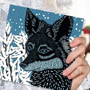 Vos kaart blauwe linosnede winter besneeuwde illustratie wit zwart sneeuwlandschap bos bos boom groeten voor familie vrienden kerstmis 2025 bedankt
