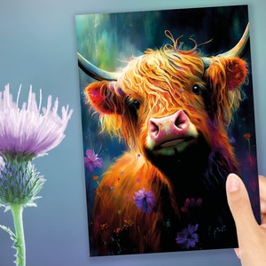 Puede incluir: Un retrato de cerca de una vaca Highland con un largo pelaje naranja y peludo. La vaca tiene una nariz rosada y grandes ojos marrones. El fondo es un paisaje borroso y colorido con flores moradas.