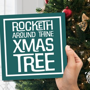 Tarjeta navideña divertida "Rocketh Around Thine Xmas Tree" Tarjeta de felicitación con mensaje en inglés antiguo medieval en rojo o verde para amigos Navidad 2022