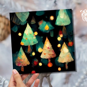 Cartão de Natal abstrato com árvores e luzes de fada Padrão mágico Bonito Único Caprichoso Verde Escuro Saudações Família Amigos Natal 2025