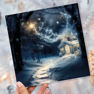 Cartão de Natal mágico de inverno com luzes de fadas aconchegantes, caminho de chalé de floresta azul-neve, cartões de felicitações para amigos da família, Natal 2025