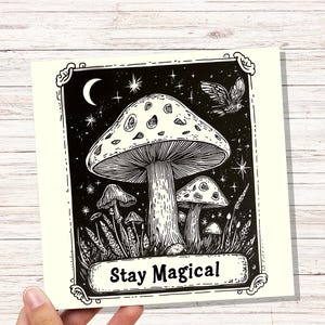Carte de voeux Stay Magical Mushroom Carte d'anniversaire Witchy Vibes pour les amoureux de la nature Conception de ciel nocturne mystique et écologique Witchcore Art de style tarot