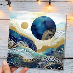 Carte paysage bleu de Prusse et or pour les amateurs d'art, aquarelle abstraite durable, scène lune, montagnes, océan, moderne, toutes les occasions