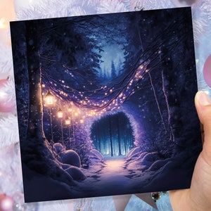 Tarjeta navideña de invierno con luces de hadas acogedoras, camino de bosque morado nevado, tarjetas de felicitación caprichosas para familiares y amigos en Navidad 2025