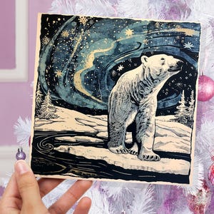 Cartão de Natal com aurora boreal do urso polar, céu noturno mágico único, cena de inverno azul e branca vintage para amigos da família, Natal 2025