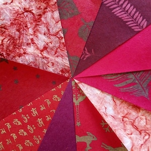 6" x 6" Reds 10 vel collage papier pakket van Nepalese Lokta kunst / ambachtelijke / plakboek papier, diverse types. Boomvrij, met de hand gemaakt, milieuvriendelijk.