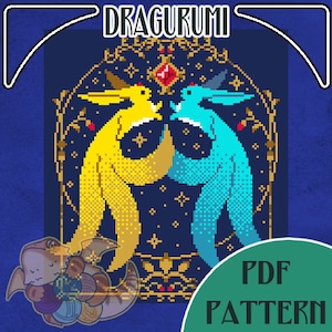 Może przedstawiać: Wzór PDF do szydełkowania dwóch amigurumi smoków. Smoki są zwrócone do siebie, jeden jest żółty, a drugi niebieski. Są otoczone złotą ramą z gwiazdami i czerwonym klejnotem w środku. Tekst "DRAGURUMI" znajduje się u góry obrazu, a "PDF PATTERN" u dołu.