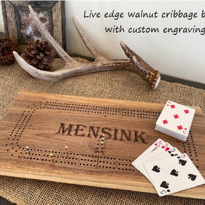 Tablero de cribbage personalizado, borde vivo de nogal, incluye espacio para guardar las clavijas, juegos de cartas, noche de juegos en familia, regalo personalizado, tablero de cribbage de madera