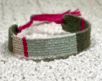 Gewebtes Armband aus Leinen - pink - light und moss green - cream gold metallic