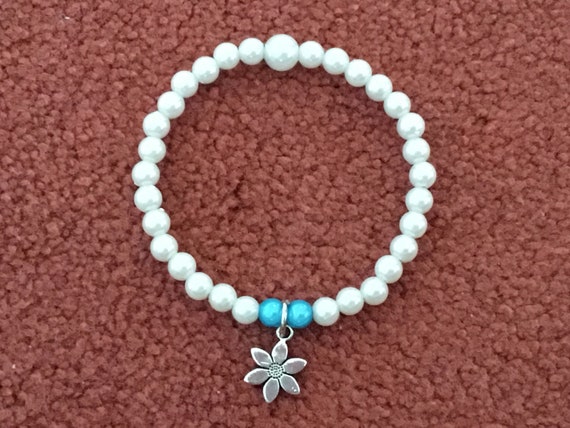 Flower charm beaded bracelet