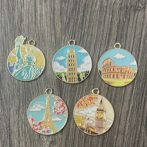 5 - Charms souvenirs de voyage emblématiques en émail