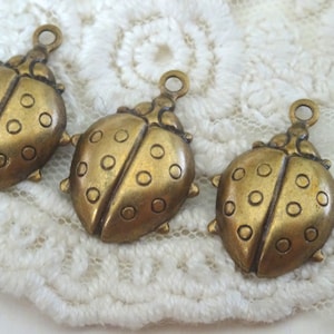 4- breloques coccinelles vintage or antique petits pendentifs insectes 3D bouffées fournitures de bricolage coccinelle INV0478