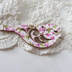 2- Oiseau en bois Pendentif Floral Swallow Bird Light Pink Flowers Tissu Laser Cut Out Wood Bird Shape Pendentif Bijoux Making Supplies Inv0175