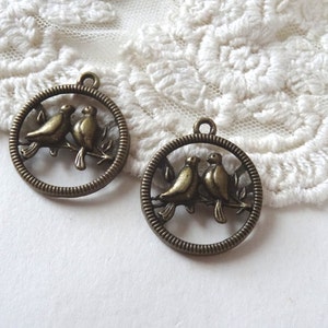 8 - Encantos de pájaros del amor Amantes redondos de bronce Colgantes de bricolaje de estilo vintage Dos pájaros en una rama Encanto Fabricación de joyas artesanales Suministro para manualidades Inv0057