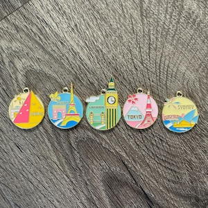 5 - Charms souvenirs de voyage emblématiques en émail