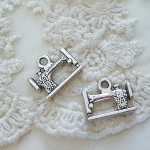 8- Sewing Machine Charms Vintage Style Seamstress Pendants Clothing Sewing Unisex Silver Machine Pendants Jewelry Making Supplies Inv0144