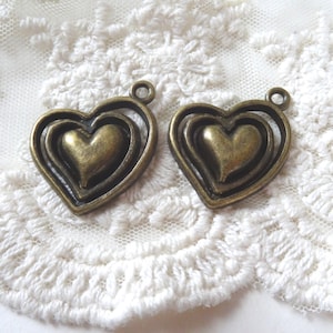 10 breloques en forme de coeur, 3 coeurs en un, alliage de bronze, trois coeurs, effet d'ondulation, pendentif à dos plat, fournitures de fabrication de bijoux à bricoler soi-même, Inv0148