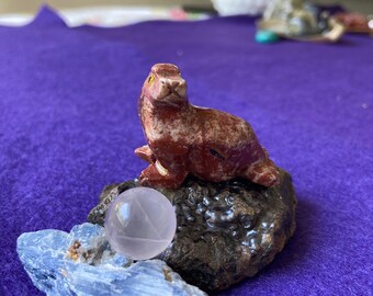 Seehund / Seelöwe Kristall Figur Bündel - Speckstein Siegel mit Hämatit, Blauem Kyanit und einem Rosenquarz Marmor