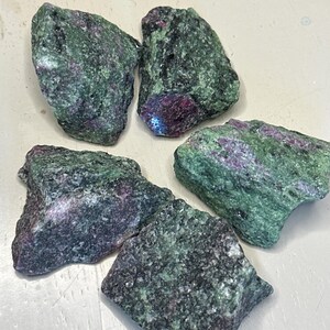 Zoisiet (met robijn), rauw stuk - gezegend