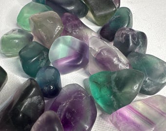 Fluorite mista, fiume burattato, piccolo, uno (1) - benedetto