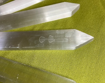Freccia del cuore di selenite, 7,5 pollici, intagliato a mano -Beato