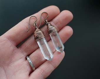 Boucles d'oreilles en cuivre et cristal de quartz | Boucles d'oreilles en cristal avec fil de cuivre vieilli | Fils d'oreille hypoallergéniques | Sigrid Anne Design