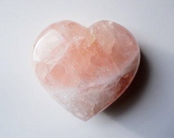 Cœur en cristal de quartz rose | Quartz rose poli | Coeur de pierres précieuses | Sigrid Anne Design