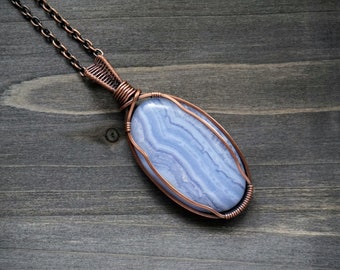 Collier avec pendentif en cuivre et agate dentelle bleue Par Sigrid Anne Design | Pendentif enroulé de fil fait main | Pendentif pierre précieuse