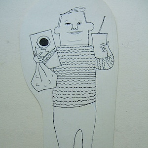 Op de afbeelding: Een zwart-witte lijntekening van een persoon die een zak popcorn, een doos popcorn en een beker met een rietje vasthoudt. De persoon draagt een gestreept shirt en een broek.