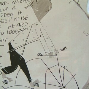 以下が含まれることがあります： 自転車に乗っている人の白黒のイラスト。人物は黒いシャツとズボンを着用しています。自転車は大きな後輪と小さな前輪を持っています。イラストは白い背景に黒色のテキストで「All the way to the edge of the world-when-of a sudden a sweet」noise he heard and looking rightと書いてあります。