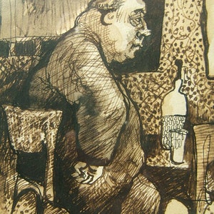 Op de afbeelding: Een zwart-witte inkttekening van een man die op een stoel zit met een fles wijn op een tafel ernaast. De man kijkt naar beneden en lijkt in gedachten verzonken.