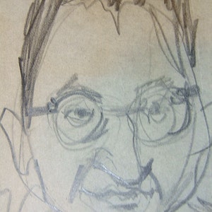 Puede incluir: Un boceto a lápiz del rostro de una persona, con gafas redondas y bigote. El dibujo, realizado en un estilo suelto, utiliza trazos de lápiz visibles para crear sombras y definir rasgos faciales. Sobre papel de color beige.