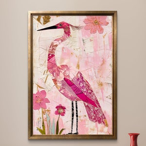 Pode incluir: Uma obra de arte de colagem enquadrada apresentando um pássaro rosa com pernas pretas em pé sobre um fundo rosa e dourado com flores rosas.