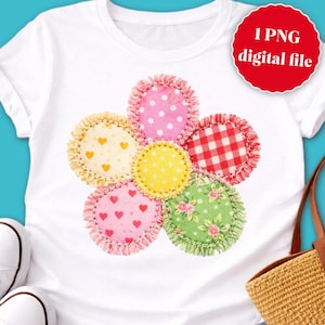 Puede incluir: Camiseta blanca con un diseño floral colorido. La flor está hecha de círculos de tela en rosa, amarillo, rojo y verde, con patrones como lunares, corazones y cuadros. El texto "1 PNG digital file" está en un círculo rojo.