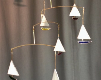 Móvil de velero con vitrales