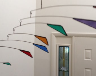 Móvil de vitral moderno con diseño de plumas