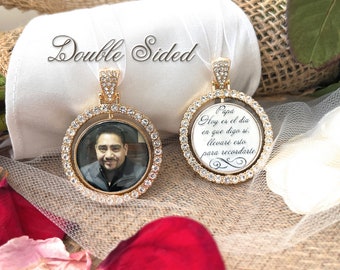 May include: Double-sided gold-tone photo locket with a clear glass insert. One side features a photo of a man, and the other side has a message in Spanish that reads: "Papa Hoy es el dia en que digo si. Llevare esto para recordarte."