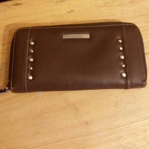 Cartera marrón vintage, Kenneth Cole, con cremallera.