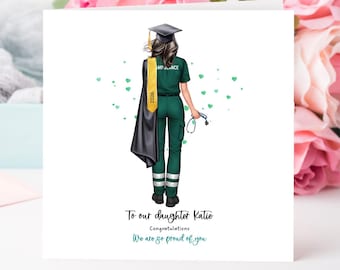 Pode incluir: Um cartão de formatura com uma ilustração de uma pessoa em uniforme de ambulância, usando um chapéu de formatura e segurando um estetoscópio. O cartão tem o texto "Para nossa filha Katie, Parabéns, Estamos muito orgulhosos de você."