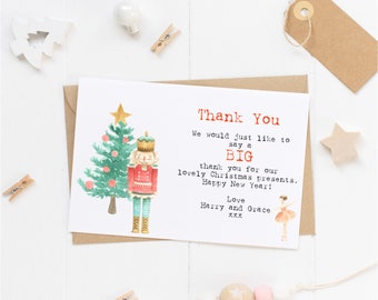 Può includere: Un biglietto di ringraziamento di Natale con un'illustrazione ad acquerello di uno schiaccianoci in piedi accanto a un albero di Natale. La carta dice "Grazie" e "Volevamo ringraziarti molto per i tuoi splendidi regali di Natale. Buon Anno Nuovo! Con affetto, Harry e Grace XXX"