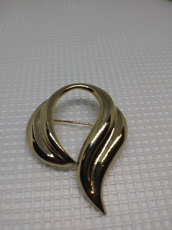 Abstract brooch vintage gold tone signed M Jent