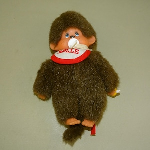 vintage vieille poupée bébé singe Monchhichi du Danemark, poupée en peluche Monchhichi avec bavoir, poupée de collection de 6 po.