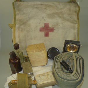 WW2 Vintage Old Doctor&#39;s Bag with Medical Equipment inside, First Aid Doctor&#39;s Bag, Combat Medic bag