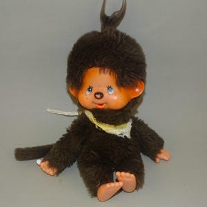 ancienne poupée bébé singe Monchhichi vintage, poupée en peluche Monchhichi avec bavoir jaune, poupée de collection de 7 pouces