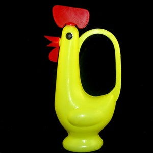 Vintage old plastic toy watering can ROOSTER shaped Children&#39;s Watering Can, Garden toy, beach toy, yellow plastic watering can