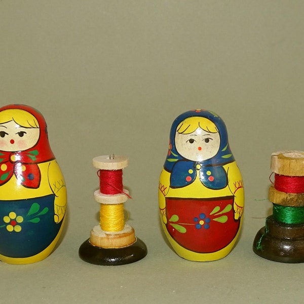 Bel ensemble de 2 vintage Old Russian Soviet Wooden Nesting Doll Spool Sewing set - poupées gigognes en bois - URSS