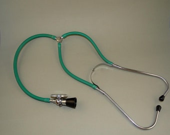 Vintage Old Medical Doctor Tool Classic Estetoscopio Tubos Verdes, Hecho en Polonia