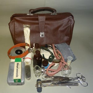 Vintage Old Doctor&#39;s Bag with Medical Equipment & Instuments inside, First Aid Doctor&#39;s Bag, Doctor bag