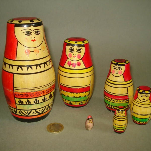 Vecchio set vintage di 6 bambole russe sovietiche in legno nidificanti della regione di Mordva, bambole di legno dell'URSS, bambole dipinte a mano,